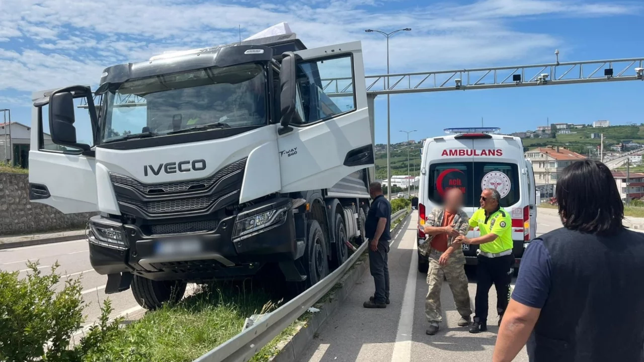 Direksiyon başında fenalaştı, geri giden kamyon ref&uuml;je &ccedil;ıktı