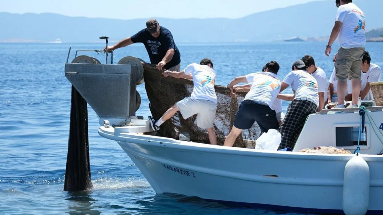 Bodrum'da denizden 2 bin metrekare hayalet ağ &ccedil;ıkarıldı