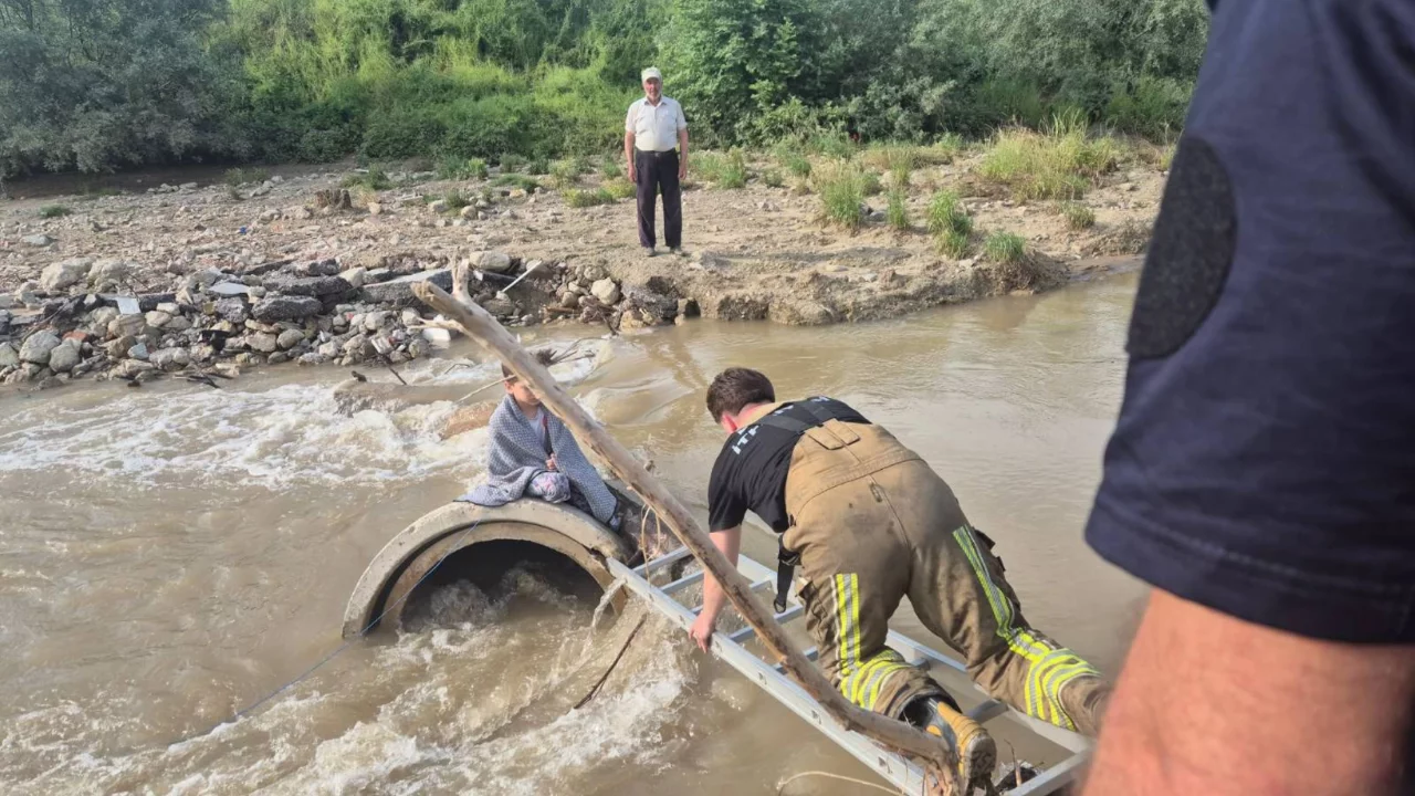 Bursa'da derede mahsur kalan çocuğun imdadına jandarma ekipleri yetişti...