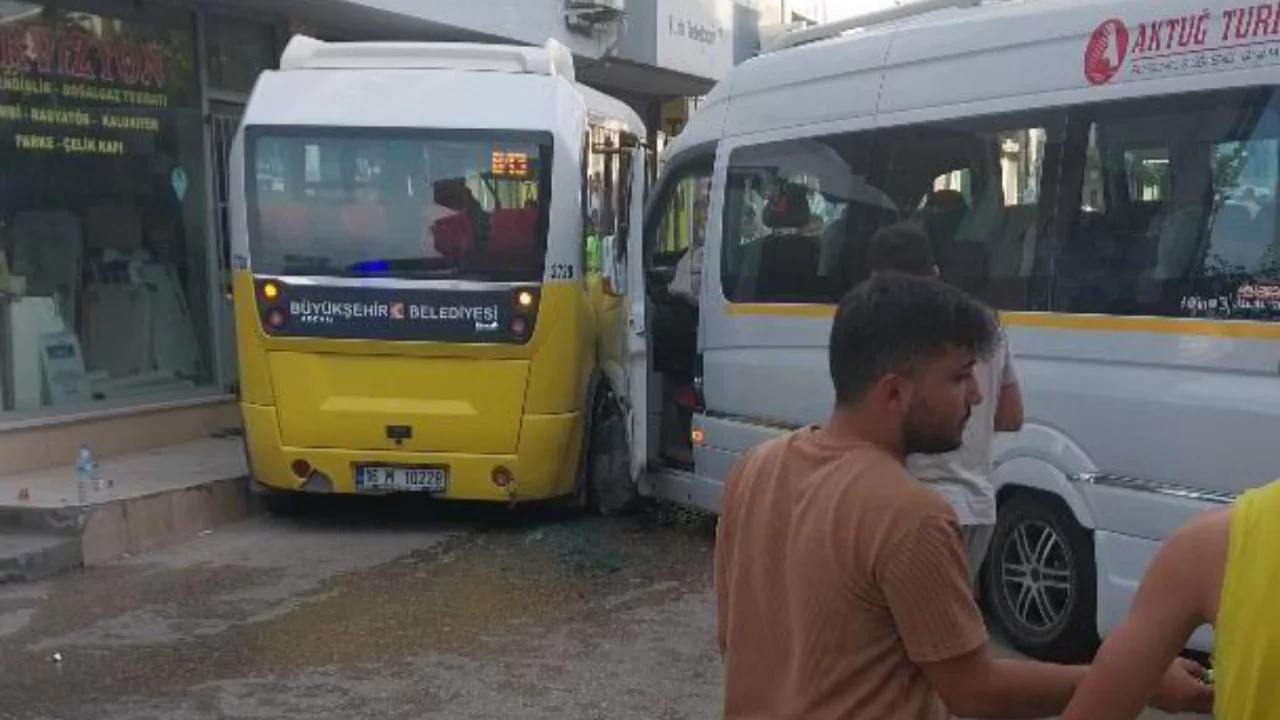 Bursa'da servis aracıyla yolcu minib&uuml;s&uuml; &ccedil;arpıştı! &Ccedil;ok sayıda yaralı var