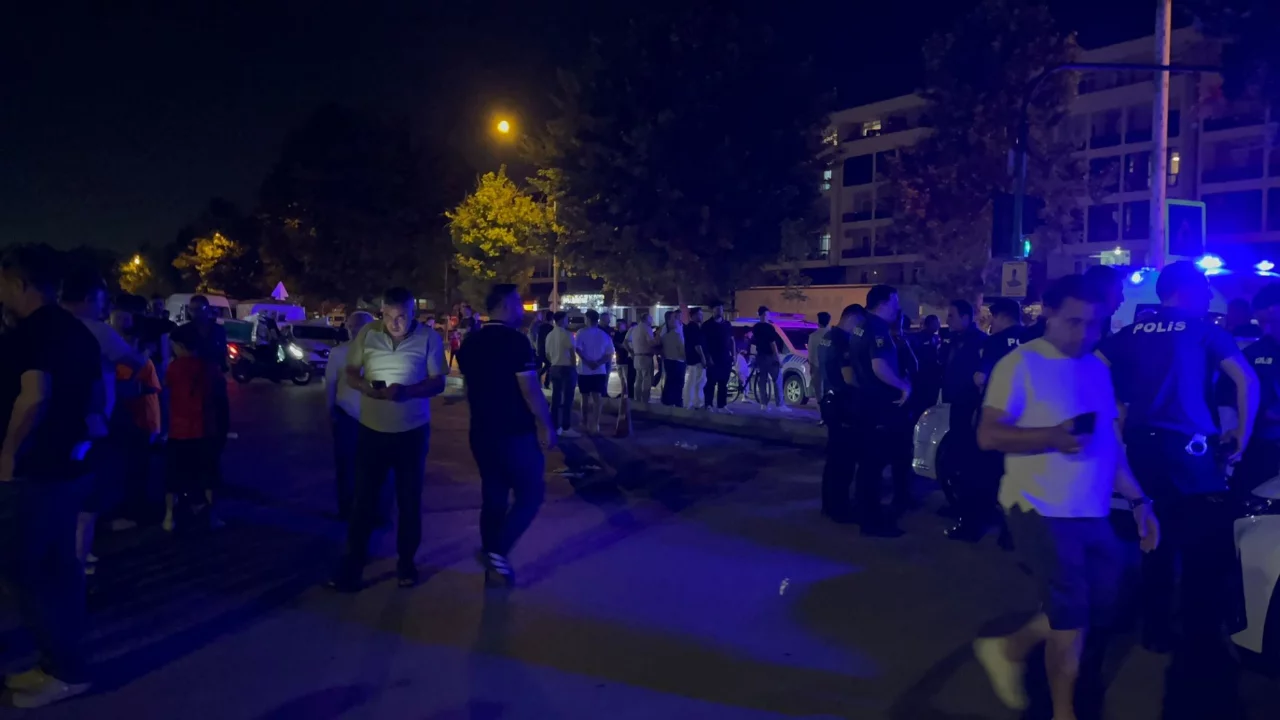 Bursa'da aileler arasında kanlı kavga! Bı&ccedil;aklar &ccedil;ekildi, yaralılar var...