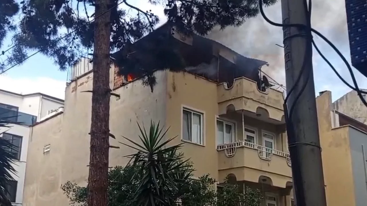 Bursa'da çatı yangını mahalleyi ayağa kaldırdı!