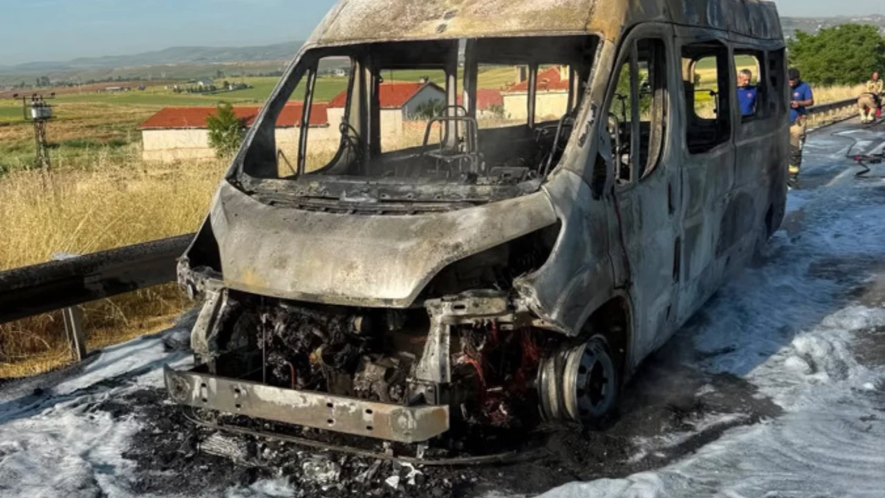 İşçi servisi alev topuna döndü: 12 işçi ölümden döndü