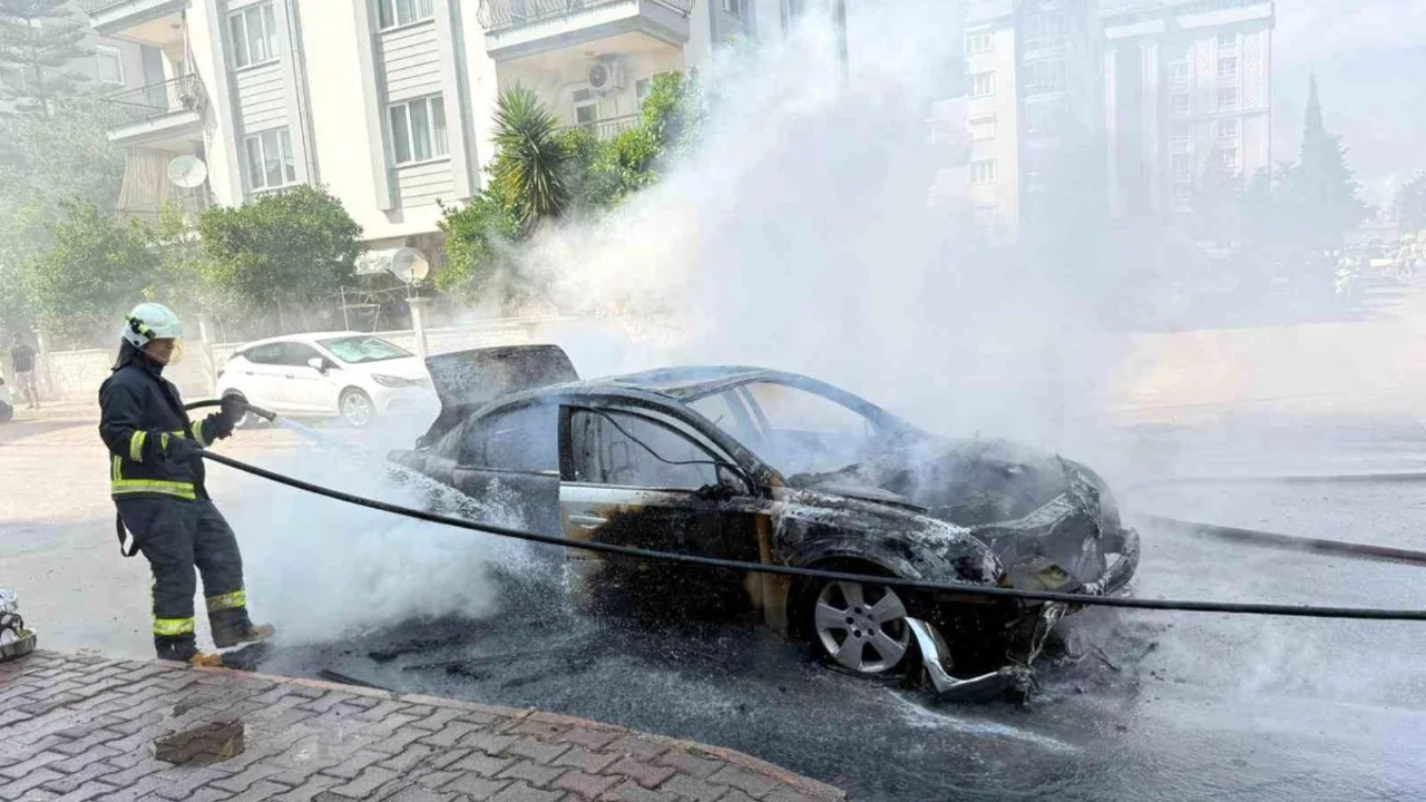 Otomobil saniyeler içinde alev topuna döndü, yangın tüpü ve hortumlar işe yaramadı
