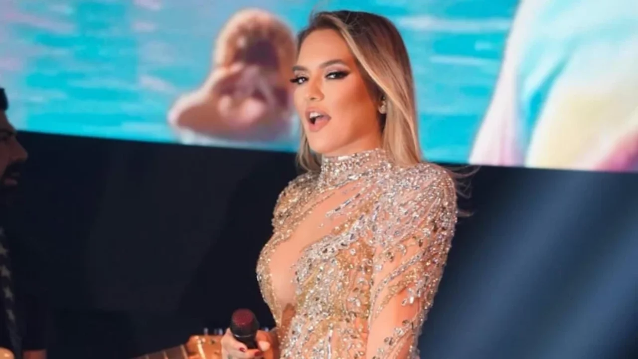 Demet Akalın Bodrum'da yaz sezonunu a&ccedil;tı! Bikinili paylaşımı sosyal medyayı hareketlendirdi