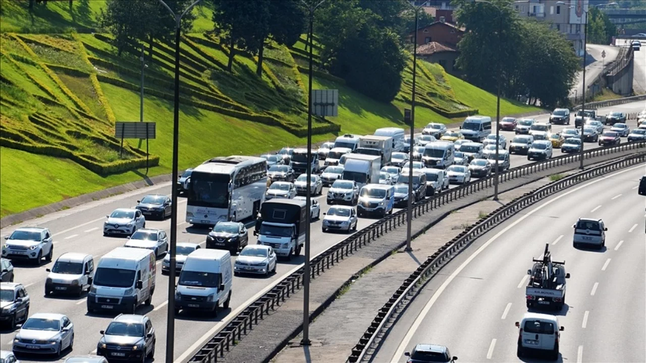 Bayram trafiğinde rekor yoğunluk: 10 günde 29 milyon araç yolları kullandı