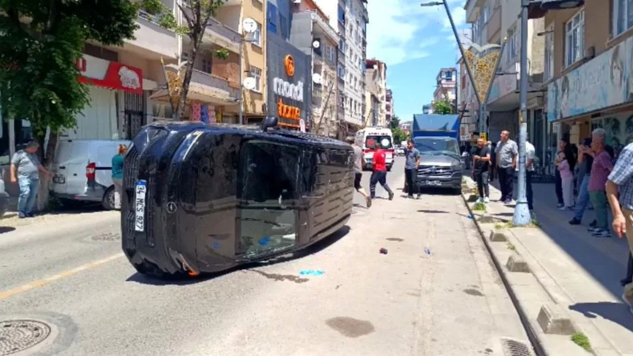 Takla atan otomobil park halindeki araca &ccedil;arptı: 1 yaralı