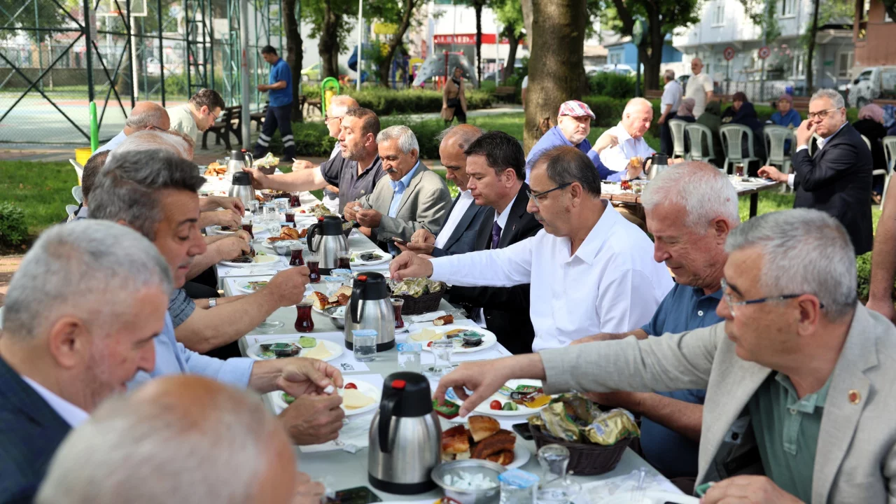 Başkan Erkan Aydın vatandaşların taleplerini yerinde dinledi