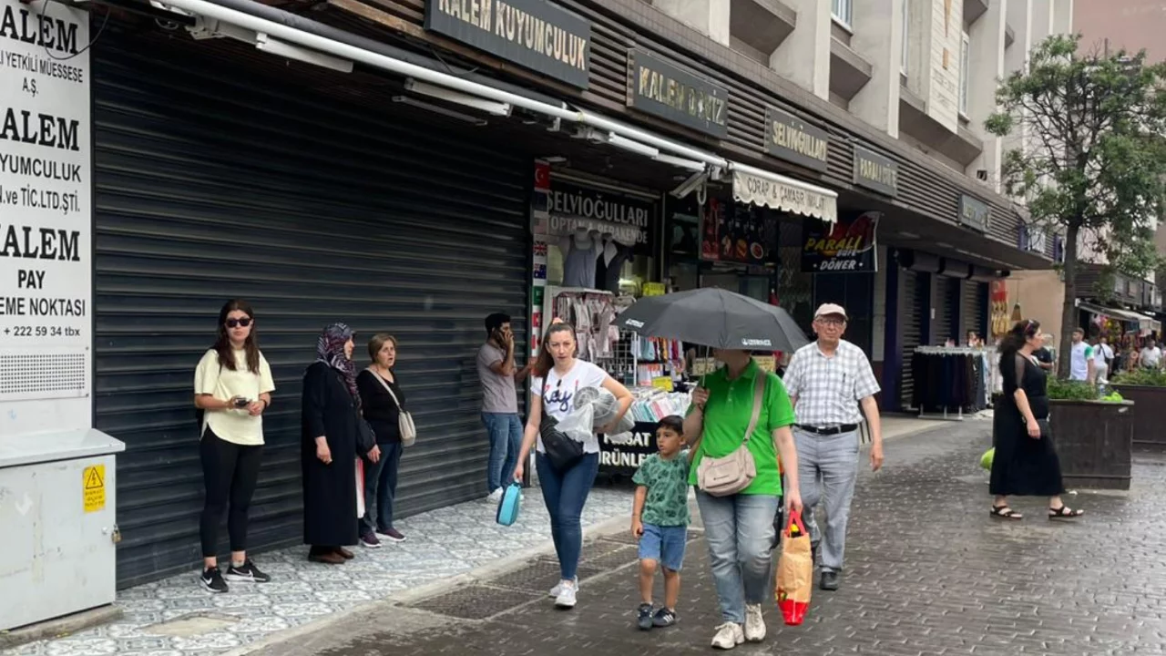 Bursa'da hava durumu s&uuml;rprizi: Sıcaklardan bunalan şehre can suyu!
