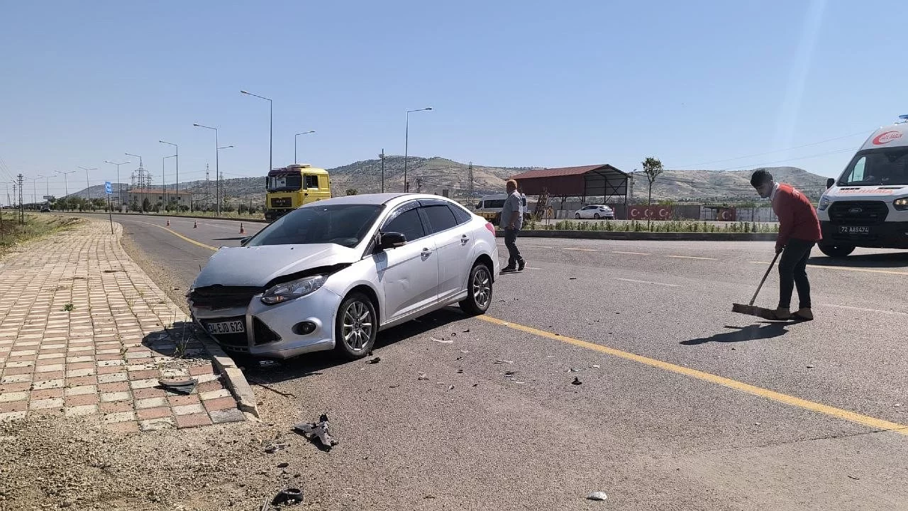 Kavşakta feci çarpışma: 3 kişi yaralandı