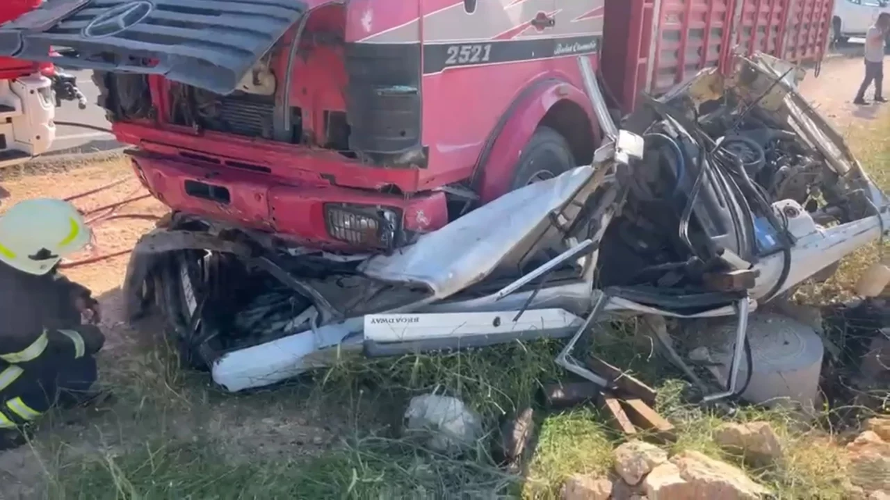 Şanlıurfa'da feci kaza! Otomobil kamyonun altında girdi, ölü ve yaralı var...