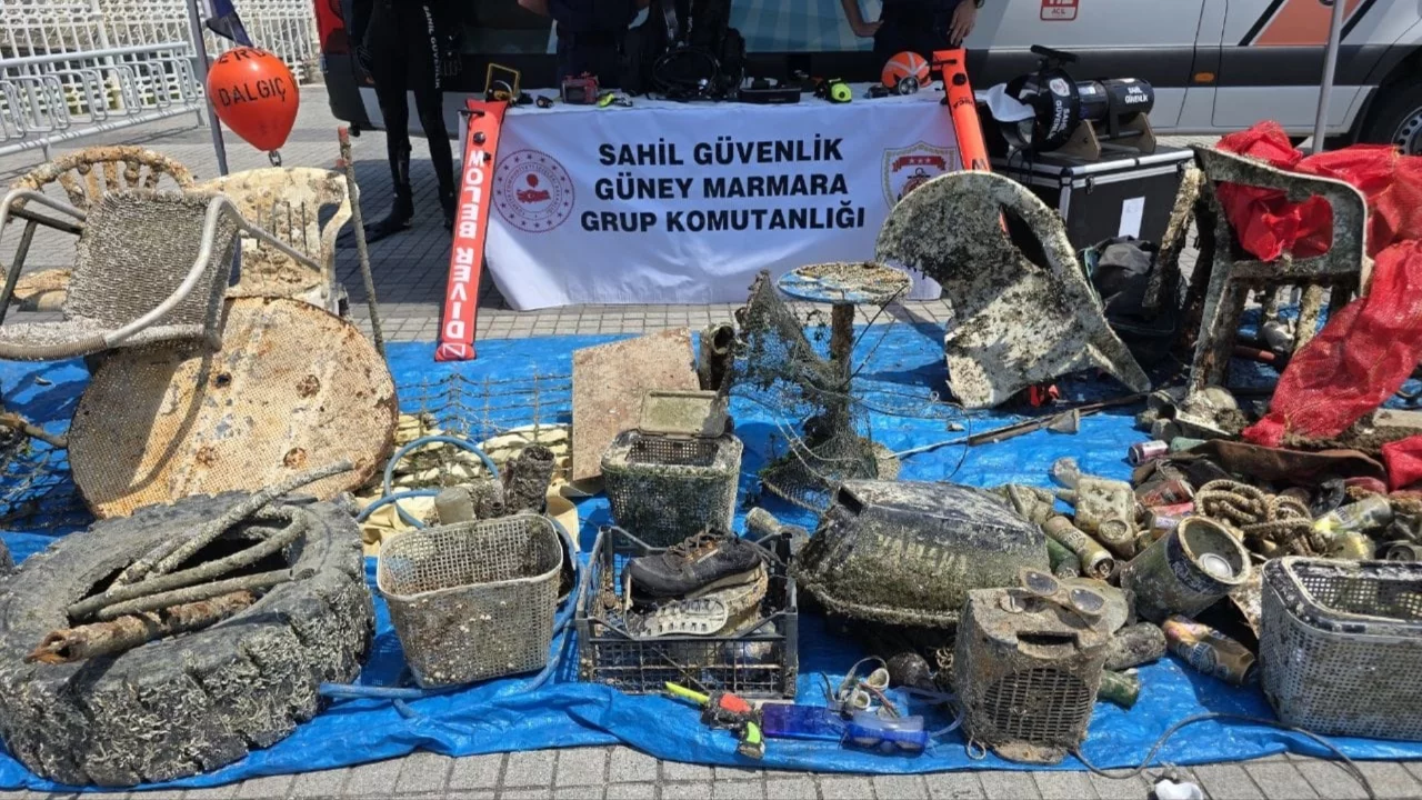 Bursa Mudanya'da 'deniz dibi temizliği'! Tonlarca atık &ccedil;ıkarıldı...