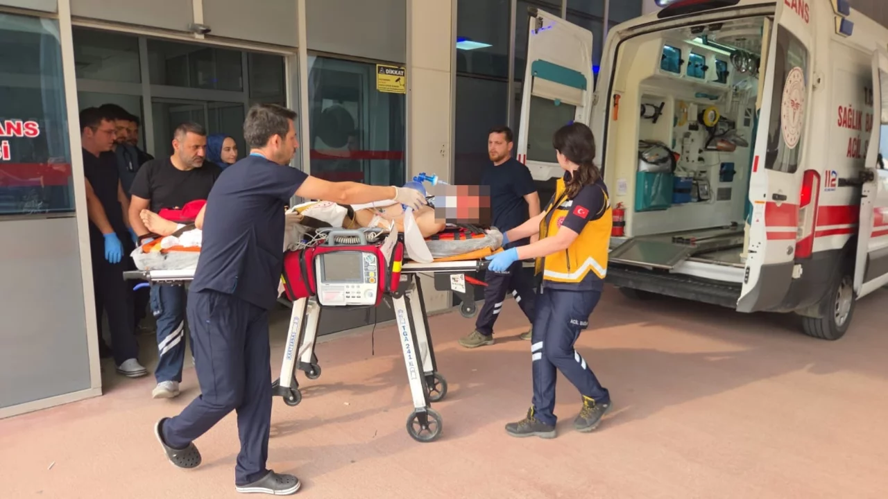 Bursa'da virajı alamayan motosiklet devrildi! 1 yaralı var...