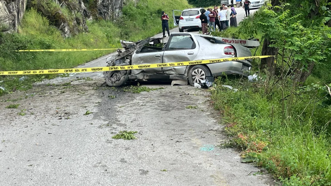 Otomobil yüklü çekici 250 metre uçuruma yuvarlandı, şoför hayatını kaybetti