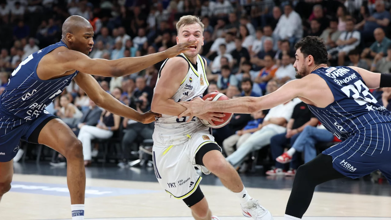 Fenerbahçe- Anadolu Efes serisinde durum 2-1'e geldi