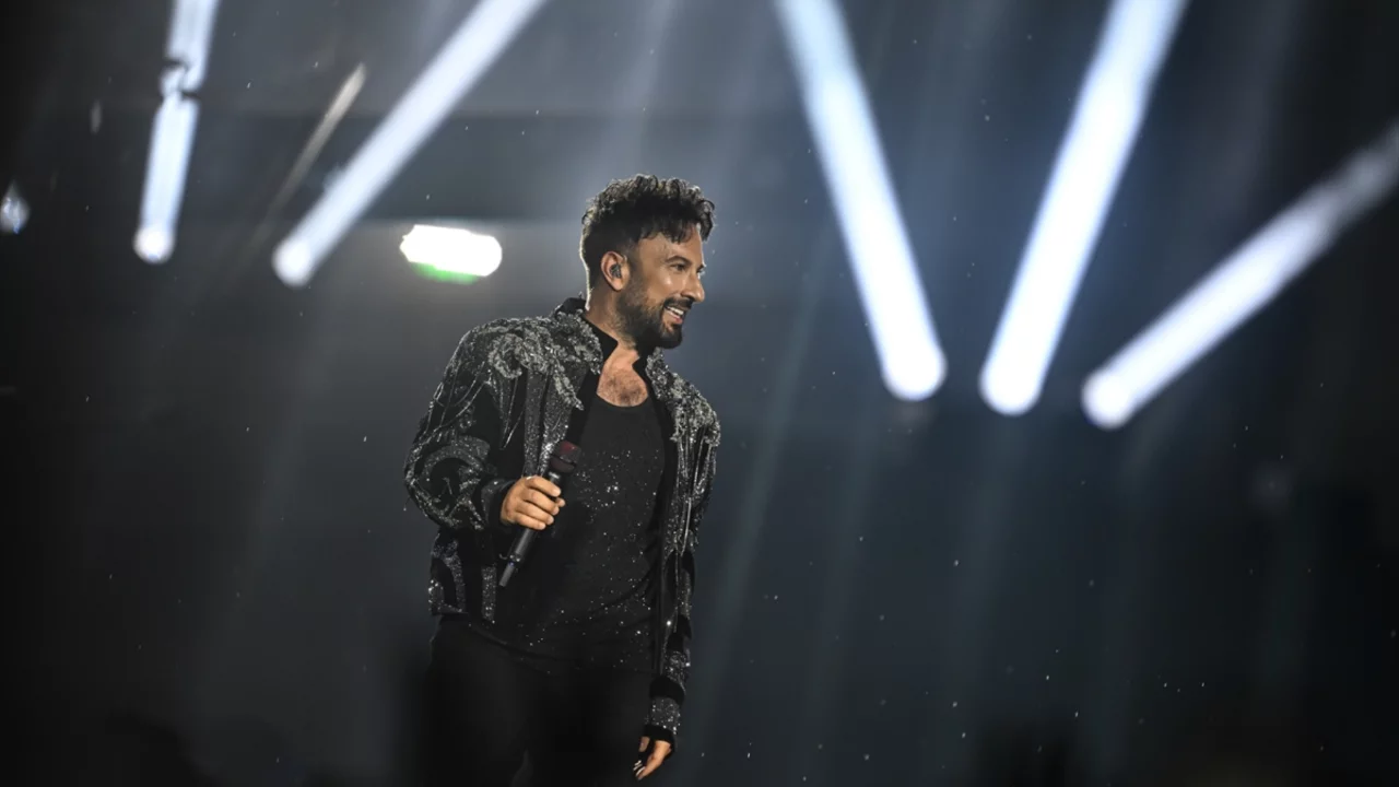 Tarkan, Koç Holding'in 100. yıl etkinliğinde Ankara'yı coşturdu