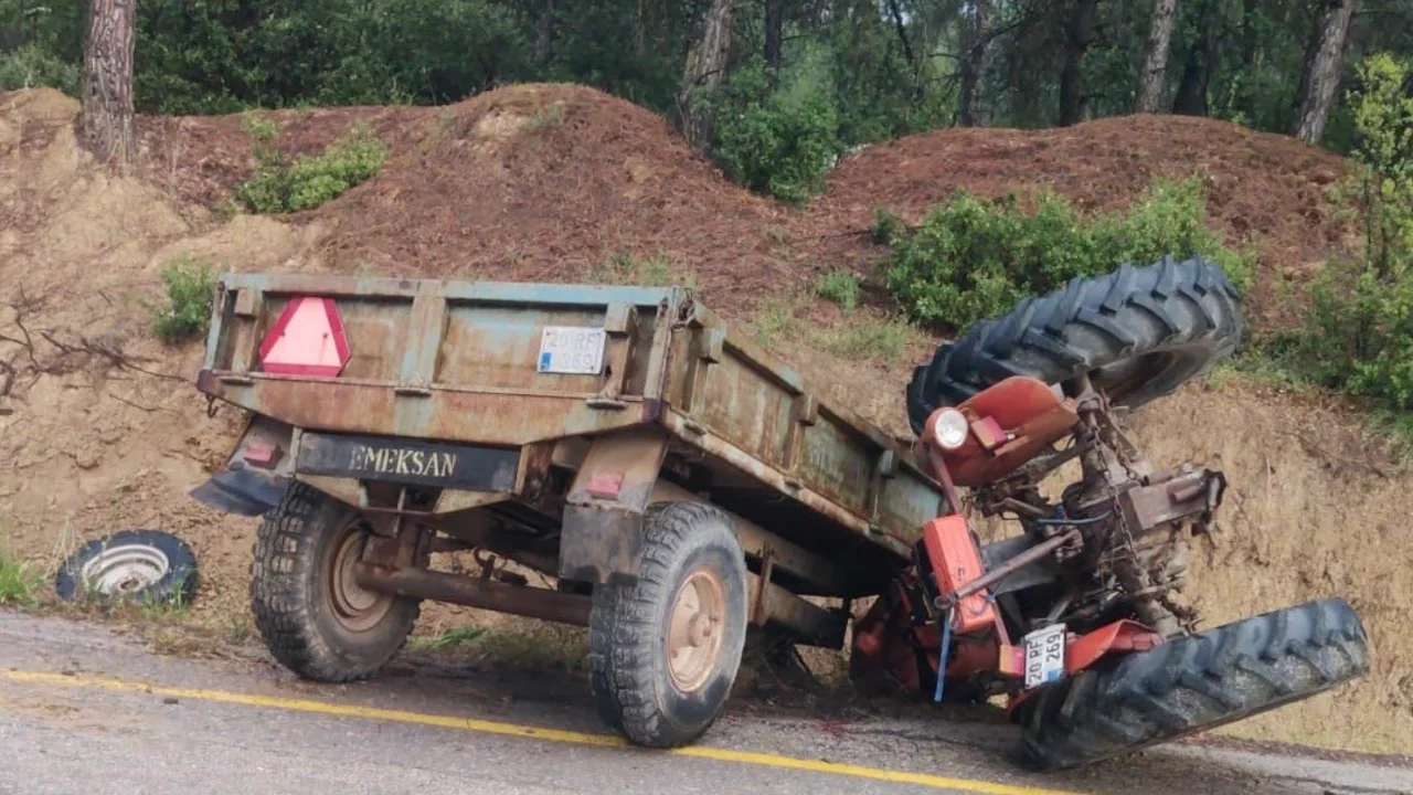 Yağmur felakete d&ouml;n&uuml;şt&uuml;! Tarladan d&ouml;nen &ccedil;ift&ccedil;i trakt&ouml;r kazasında hayatını kaybetti
