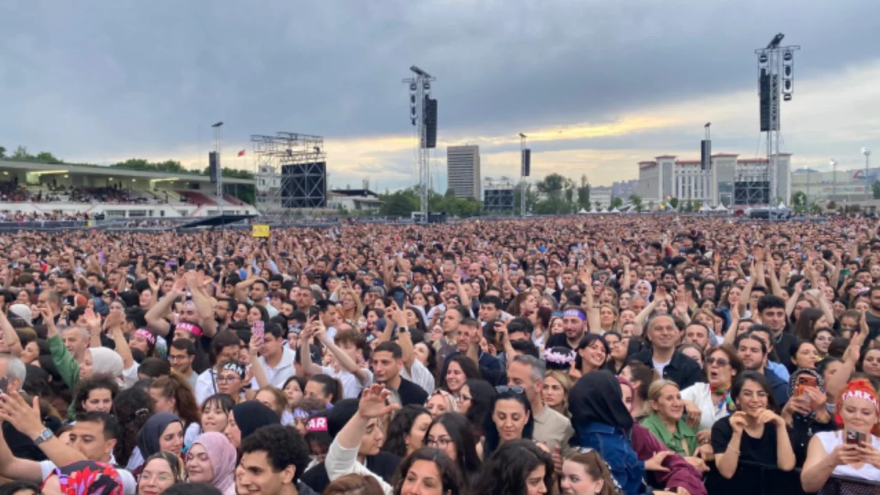 Yağmur dinlemedi, Ankara Tarkan'a koştu