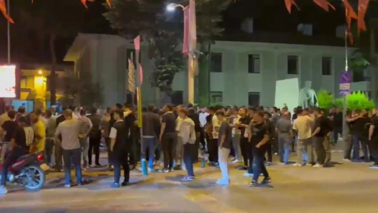 İznik'te gergin gece! Onlarca kişi toplandı, kentte geniş güvenlik önlemi alındı...