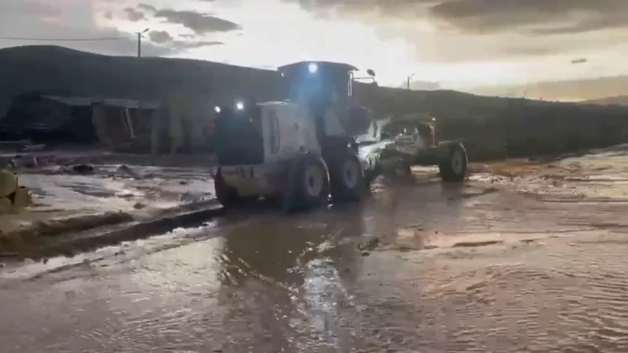 Sel nedeniyle kapanan yol tekrar trafiğe açıldı