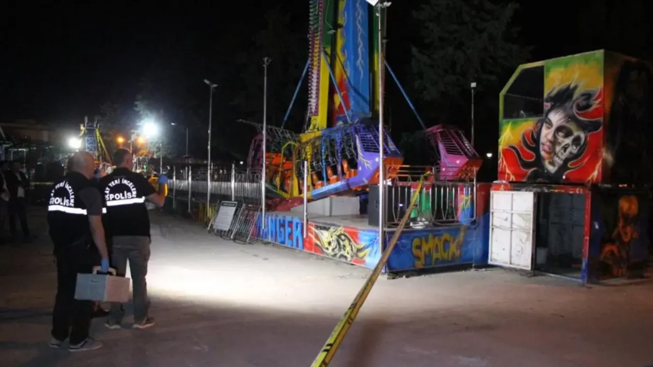 Lunaparkta faciaya d&ouml;n&uuml;şen kaza: 20 yaşındaki gen&ccedil;ten acı haber geldi