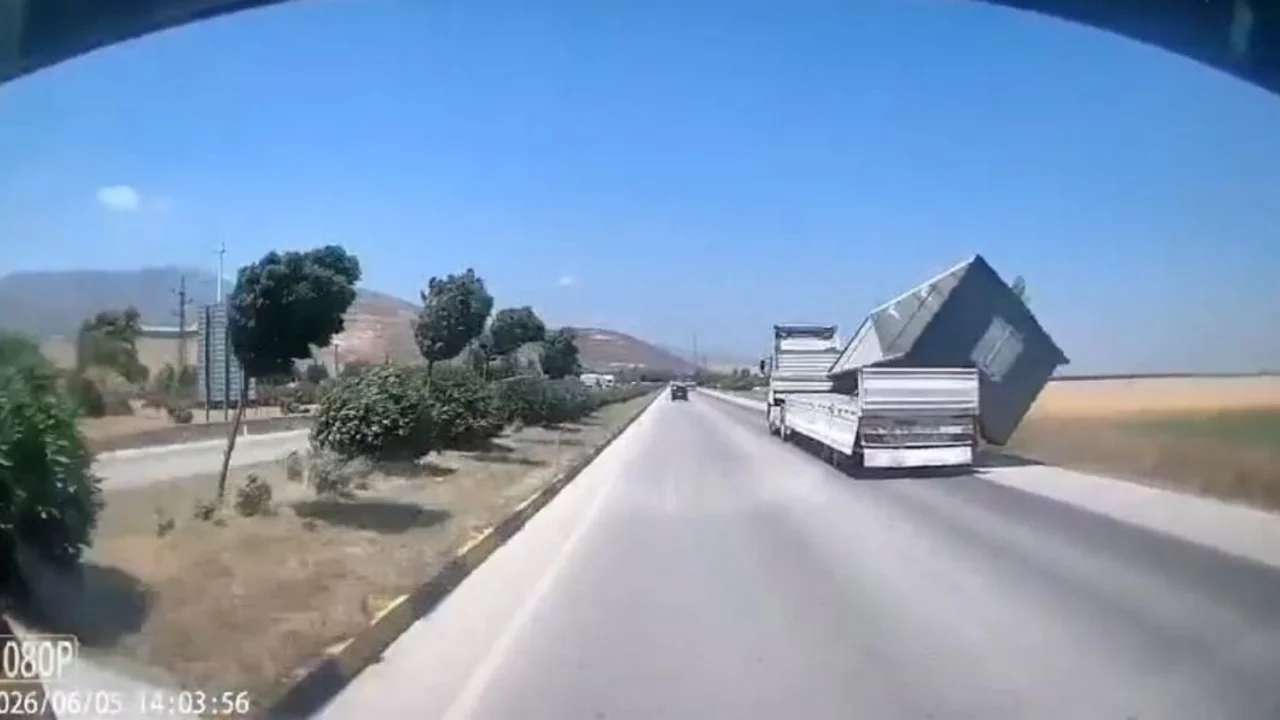 TIR'da y&uuml;kl&uuml; konteyner, fırtınada devrildi!