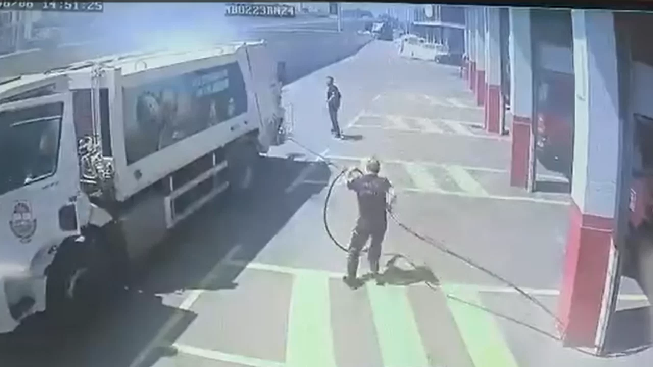 Yanan &ccedil;&ouml;p aracını itfaiyeye g&ouml;t&uuml;rd&uuml;! O anlar g&uuml;venlik kamerasında...
