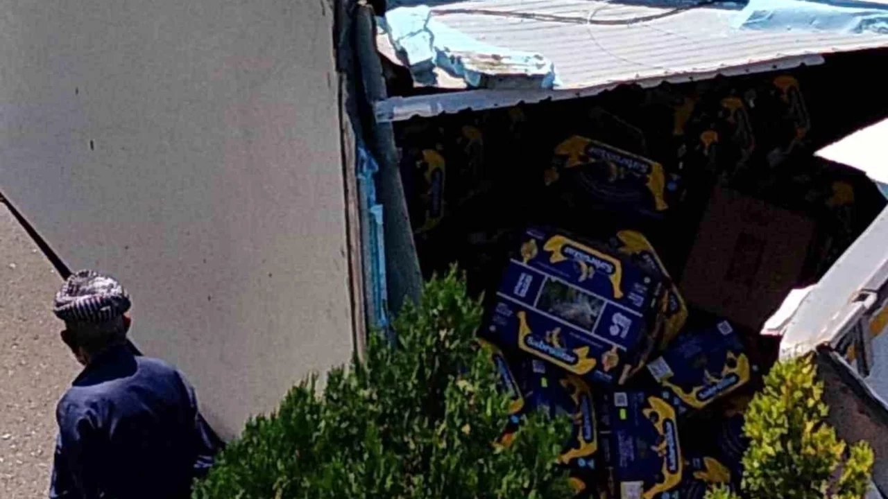 Gaziantep'te muz yüklü tır devrildi: Sürücü yaralandı