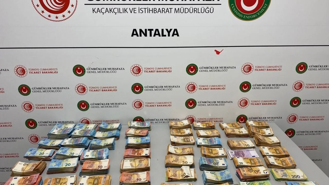 Antalya Havalimanı'nda bebek bezine gizlenmiş yüz binlerce Euro ele geçirildi...
