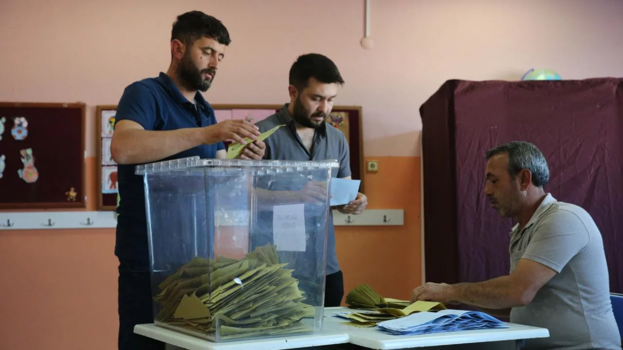 Türkiye'de ara seçim hareketliliği: 6 belde ve yüzlerce mahalle sandık başında oyunu kullandı