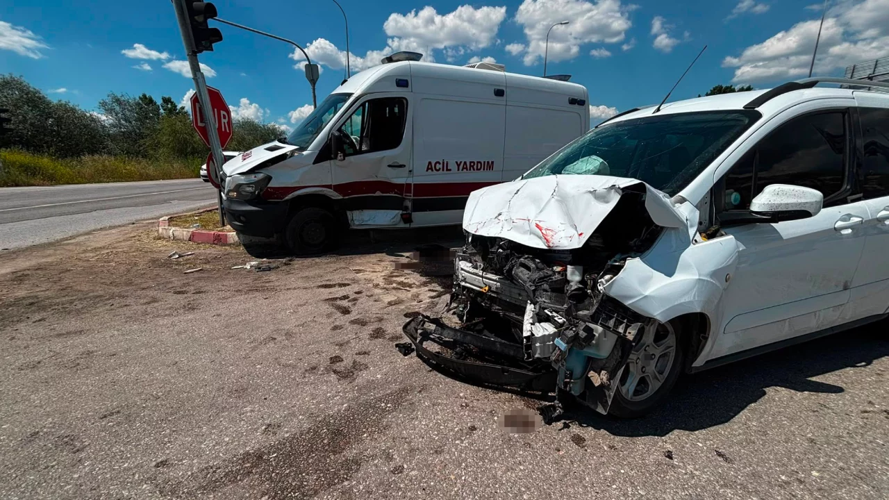 Ambulans ile hafif ticari araç çarpıştı: 1'i çocuk 7 kişi yaralandı