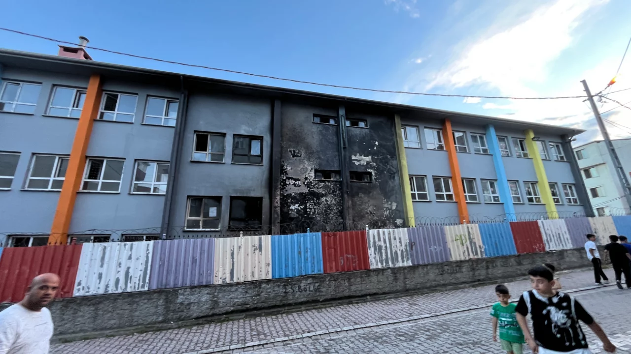 İstanbul Esenyurt'ta ilkokulda korkutan yangın: Sıralar alev aldı,