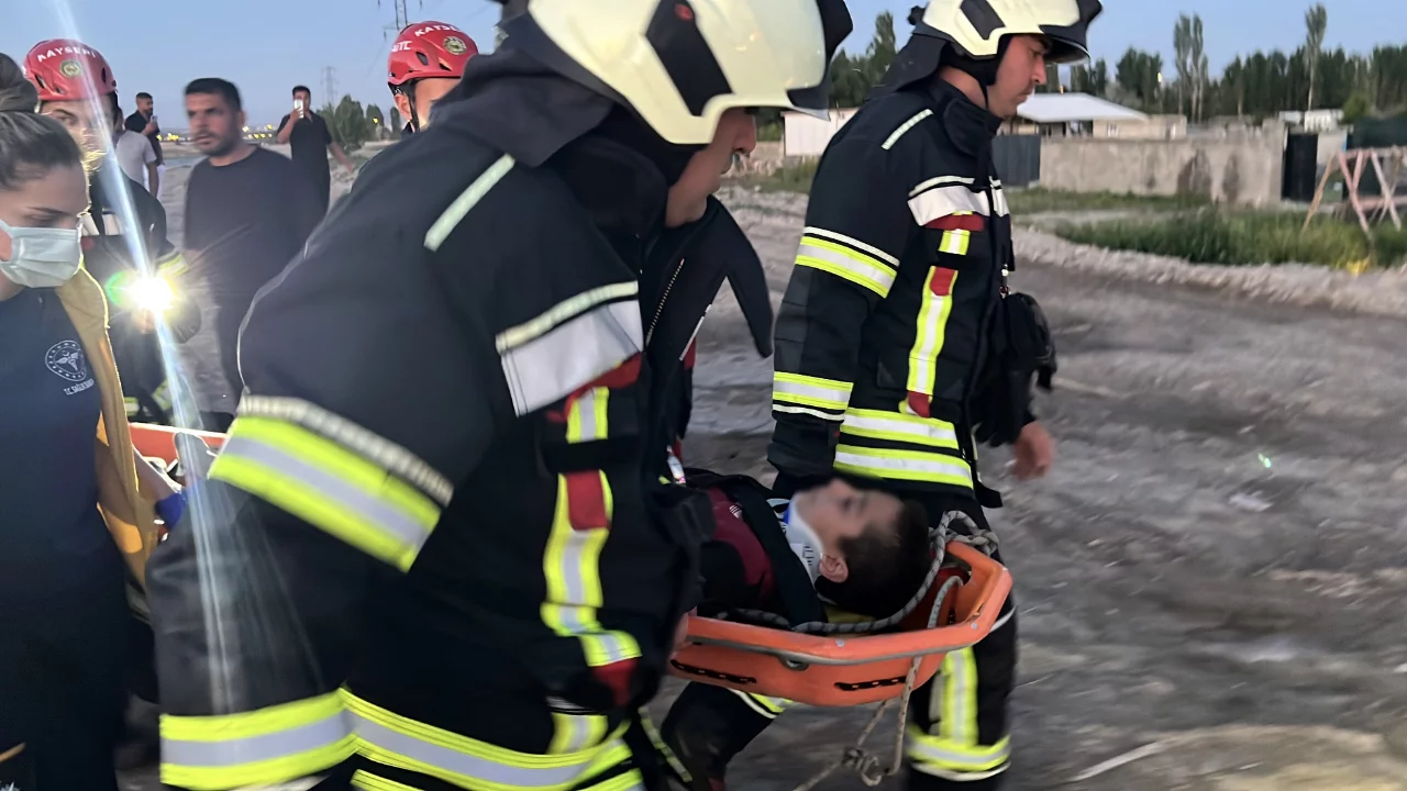 Kayseri'de bisiklet s&uuml;rerken su kanalına d&uuml;şen 10 yaşındaki &ccedil;ocuk yaralandı