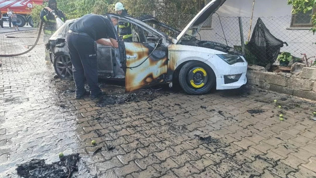 Antalya'da seyir halindeki otomobil alev topuna döndü: Sürücü canını son anda kurtardı