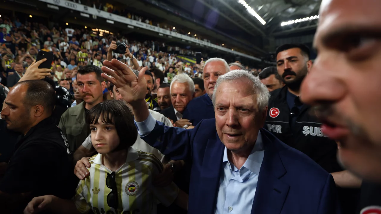 Aziz Yıldırım'dan Fenerbah&ccedil;e'de şampiyonluk vurgusu: "15 g&uuml;n i&ccedil;inde takviyeler gelecek"