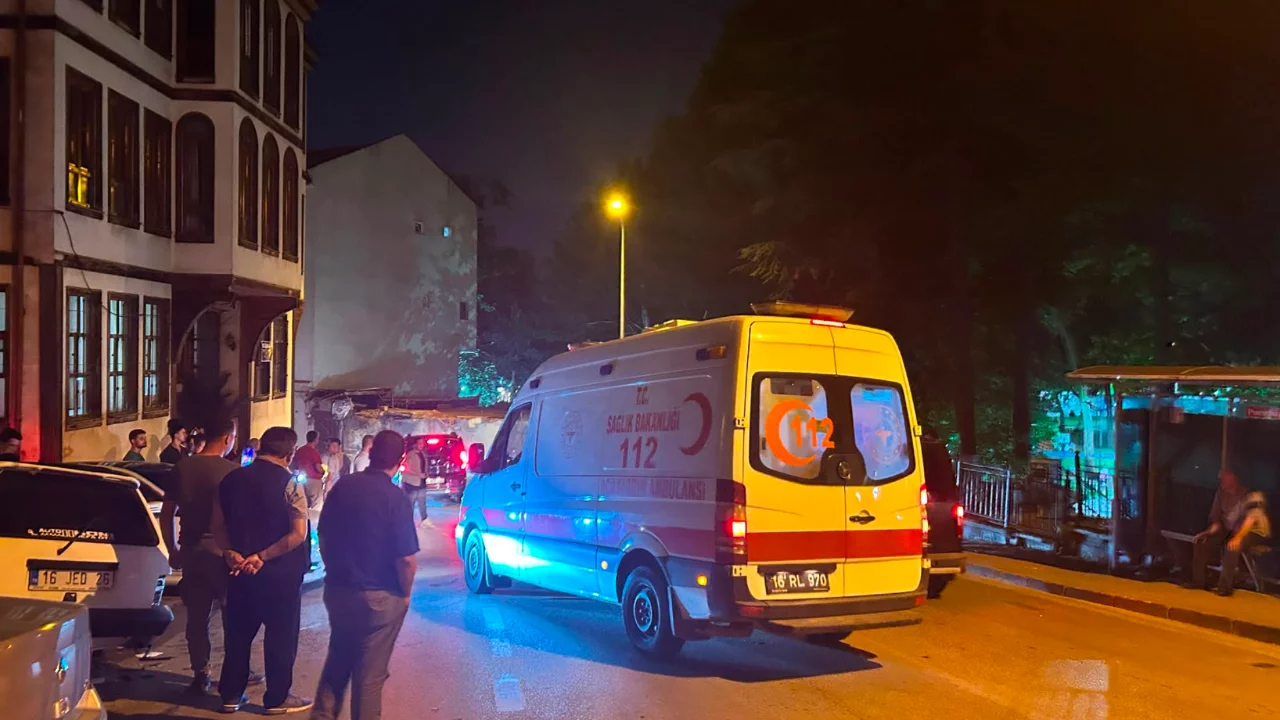 Bursa'da kontrolden &ccedil;ıkan ara&ccedil; park halindeki ara&ccedil;lara &ccedil;arptı...