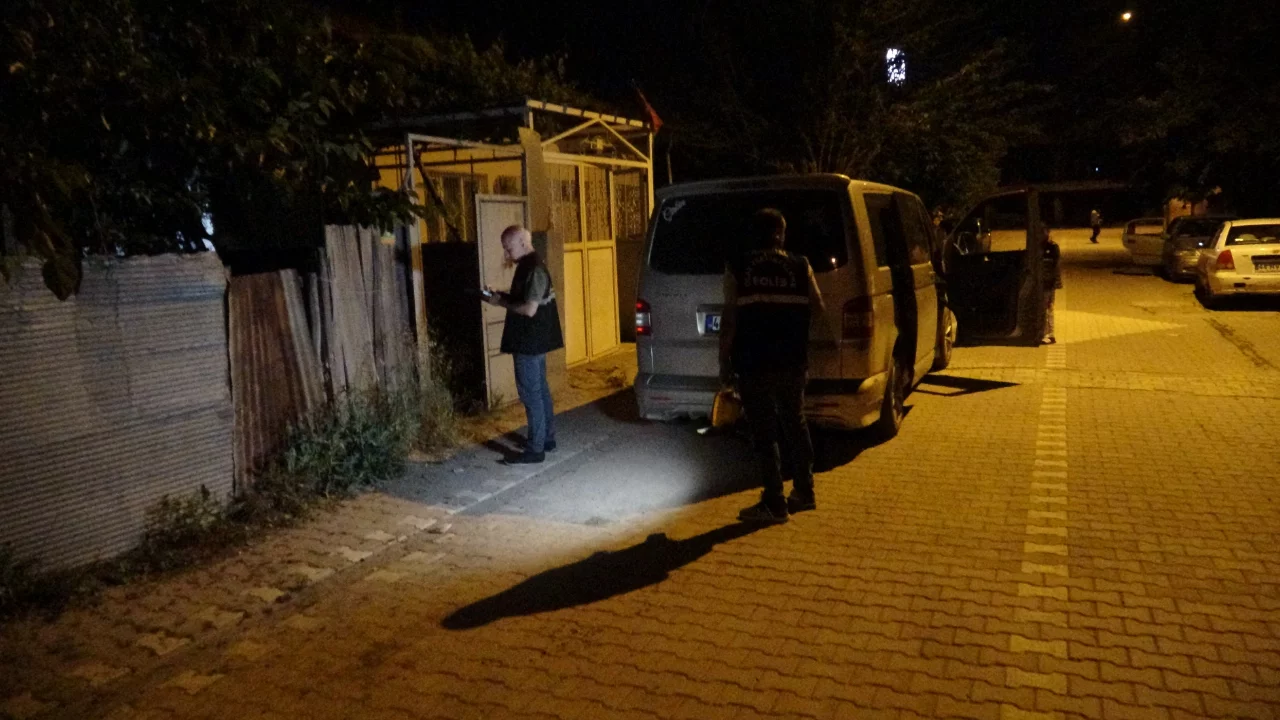 Tartışma sonrası ev baskını bı&ccedil;aklı kavgaya d&ouml;n&uuml;şt&uuml;