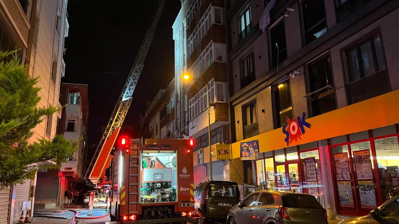 İstanbul'da 4 katlı binanın &ccedil;atısında yangın!