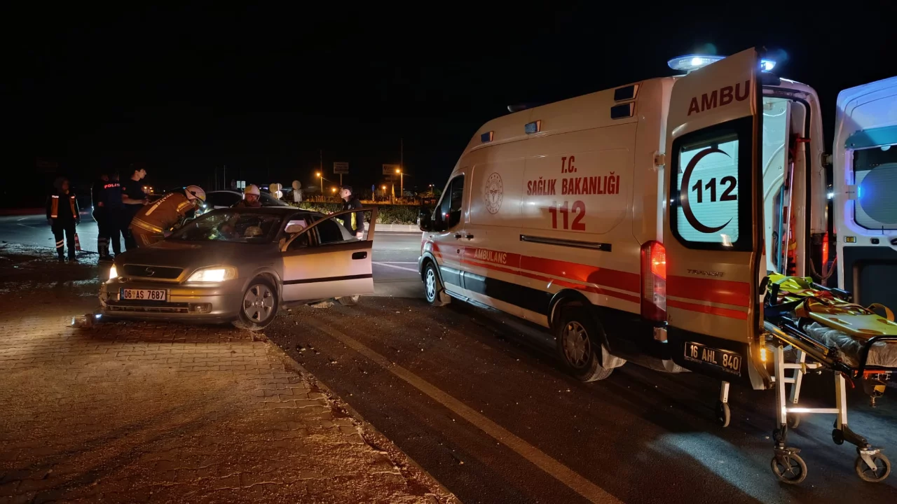 Bursa'da kaldırıma &ccedil;arpan ara&ccedil;ta can pazarı! &Ouml;l&uuml; ve yaralı var...