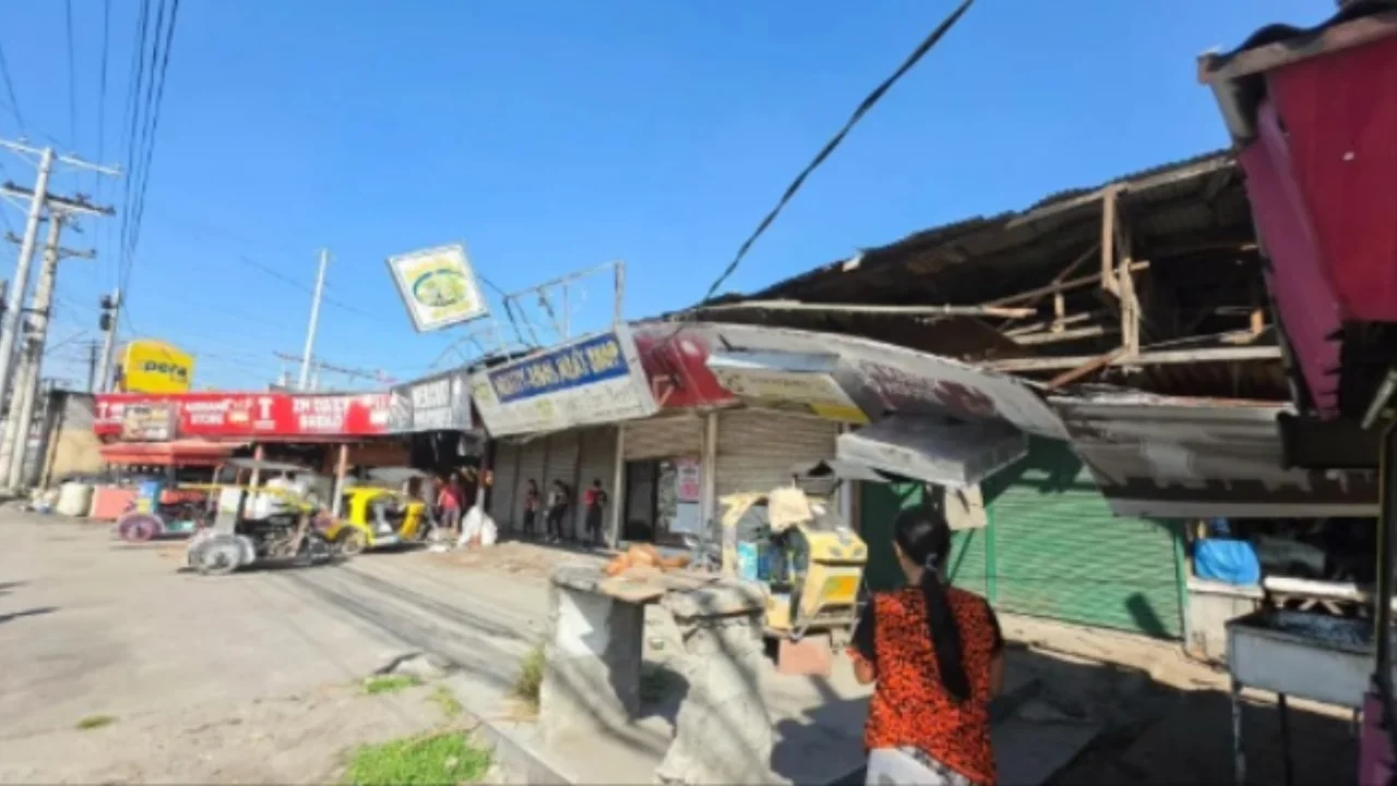 Depremle uyandılar, Tsunami alarmıyla sokaklara d&ouml;k&uuml;ld&uuml;ler!