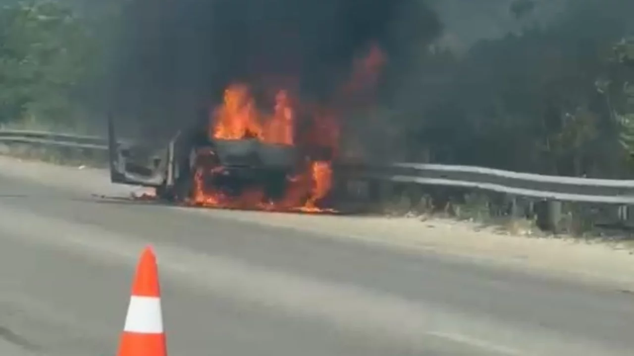 S&uuml;r&uuml;c&uuml; son anda kurtuldu! Bursa'da otomobil alevlere teslim oldu