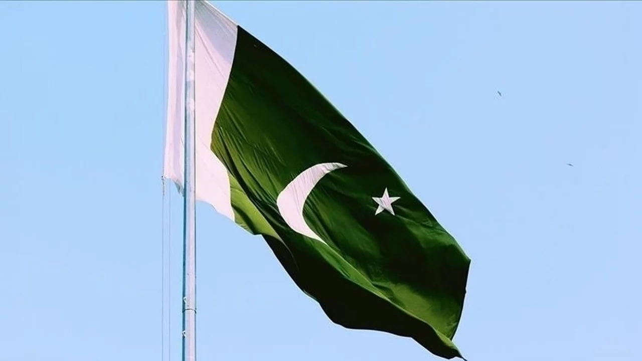 Pakistan'da yol kenarına yerleştirilen bomba patladı: 3 kişi hayatını kaybetti