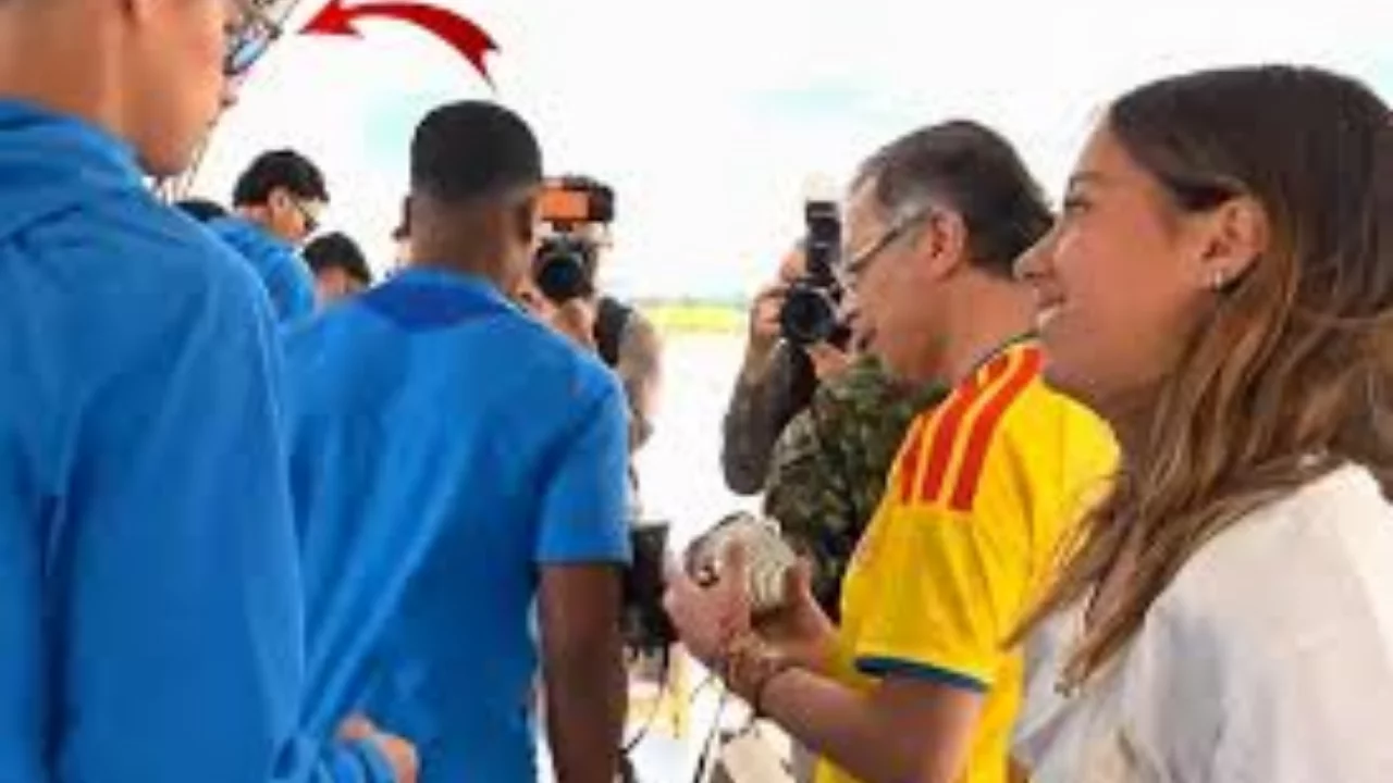 Kolombiya'da g&uuml;ndem olan anlar! James Rodriguez ile Cumhurbaşkanı Petro'nun kızı arasındaki fotoğraf iddiası tartışma yarattı