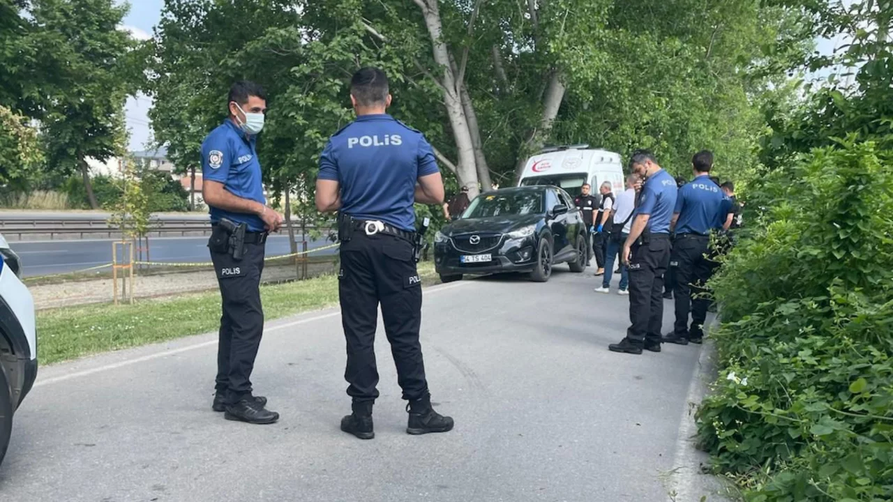 Camları kırık otomobilin arka koltuğunda &ouml;l&uuml; bulundu