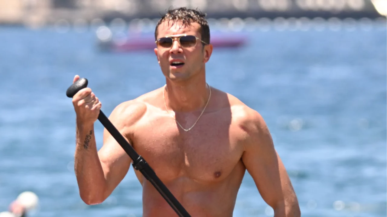 Bodrum'da spor dolu tatil! Onur Seyit Yaran k&uuml;rek s&ouml;rf&uuml;yle dikkat &Ccedil;&ccedil;kti