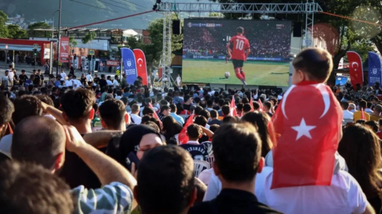Bursa'da dev ekran kuruluyor! Milliler Dünya Kupası'nda sahaya çıkıyor