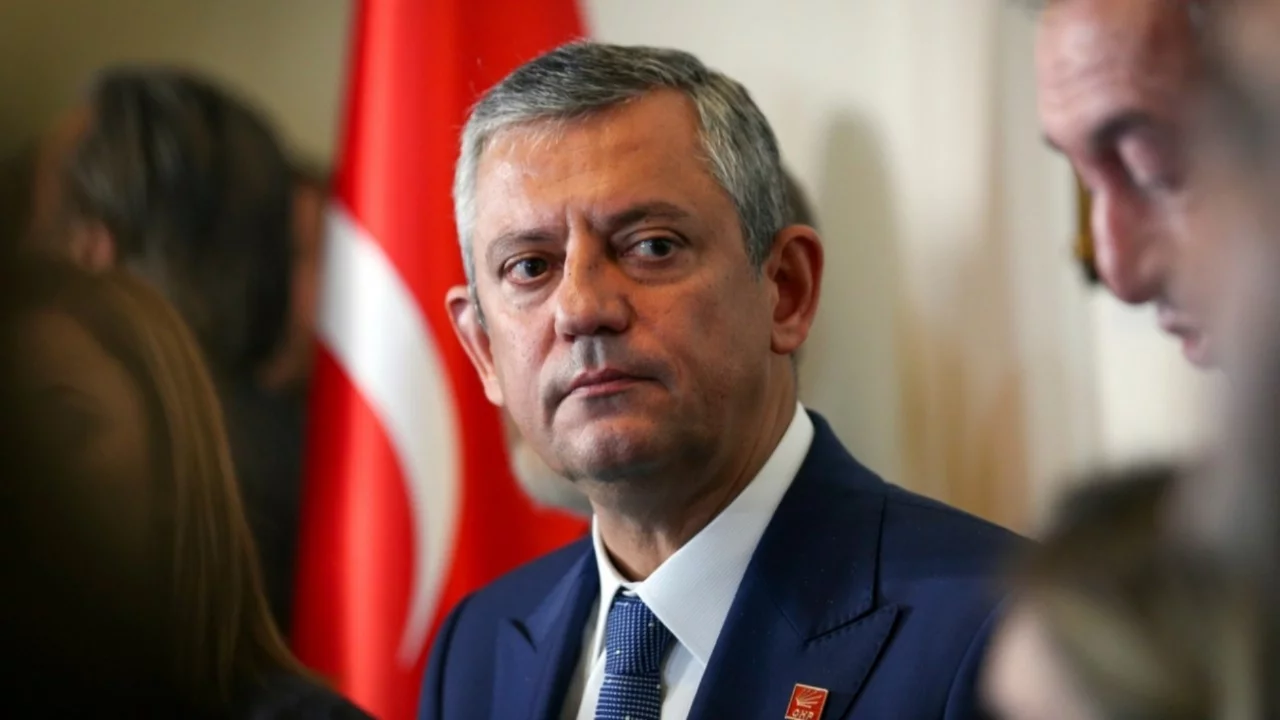 &Ouml;zg&uuml;r &Ouml;zel: K&uuml;rs&uuml;y&uuml; atanmış birine teslim edemeyiz, grup toplantısında ben konuşacağım