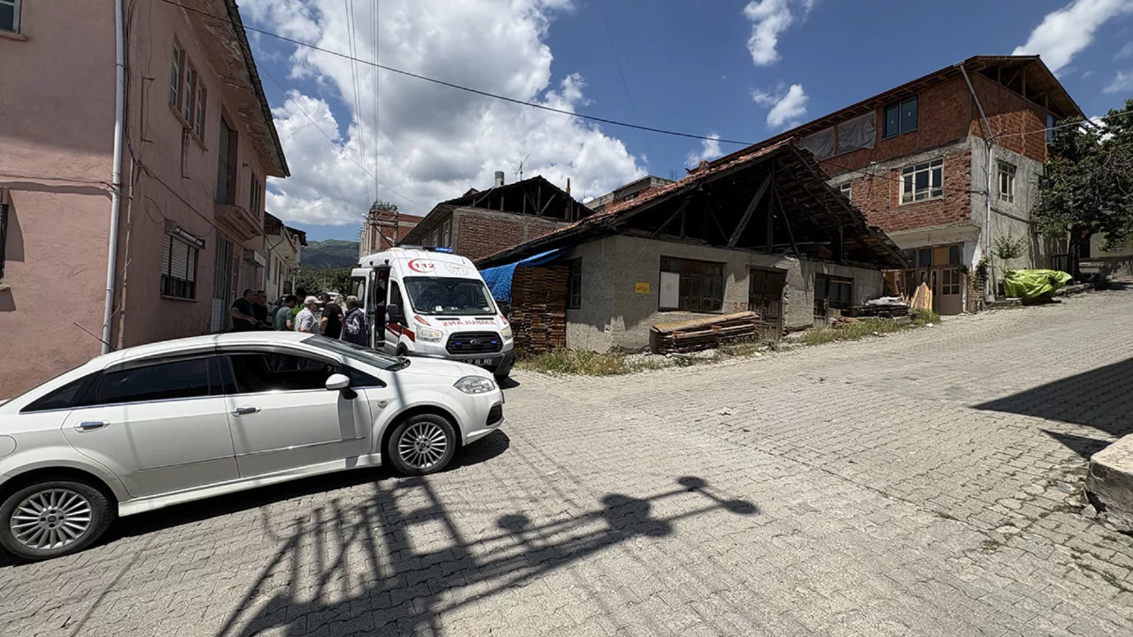 Oyun oynarken yola atlayan çocuğa otomobil çarptı 