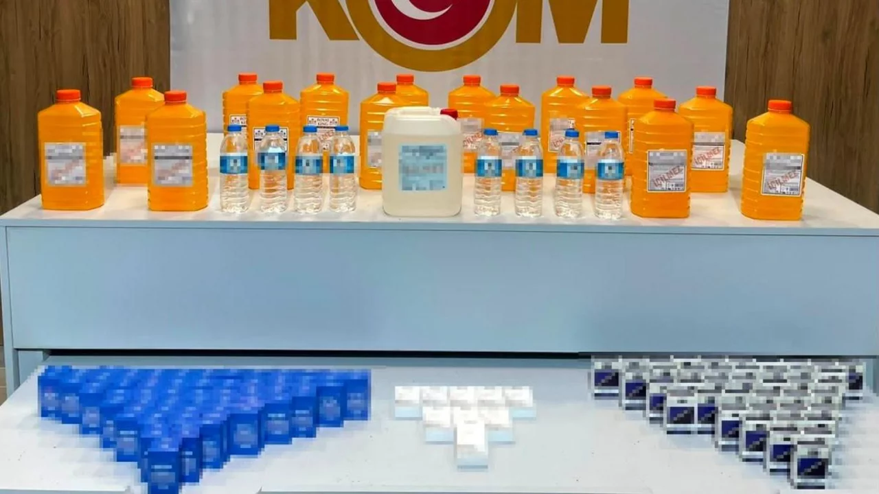 Ka&ccedil;ak i&ccedil;ki ve makaron operasyonu: &Ccedil;ok sayıda &uuml;r&uuml;n ele ge&ccedil;irildi