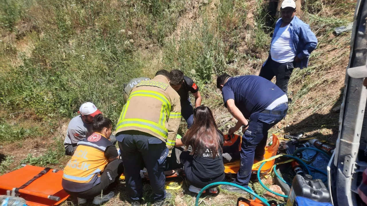 Balıkesir'de kamyon kazasında sürücü itfaiye ekiplerince kurtarıldı